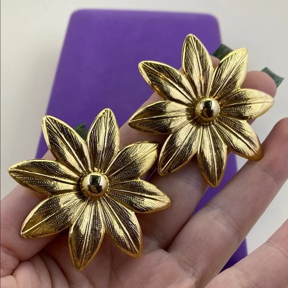💛 Gold Tone Floral Clip On Earrings - Picture 3 of 4